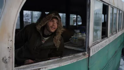 여행 할 최고의 영화 5 선 : 알래스카에서 여행하는 동안 그의 파란 버스에서 Christopher McCandless