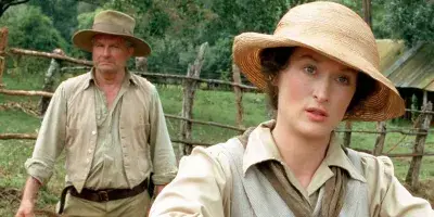 De 5 beste films om te reizen : Karen Blixen kijkt verloren in gedachten tijdens haar reis naar Afrika